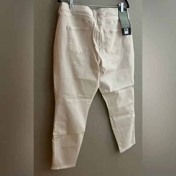 Women's white Bandolino Lizbeth curvy crop floral blouse print Embroidered Jeans - Picture 2 of 16